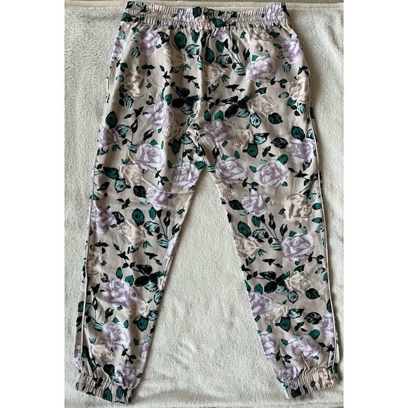 Aritzia Talula Cropped Lightweight Floral Pants/Joggers - Picture 4 of 4